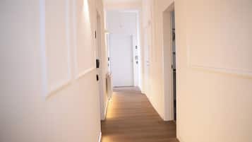 Habitación doble superior, vista al jardín | Espacio para trabajar con laptop y wifi gratis