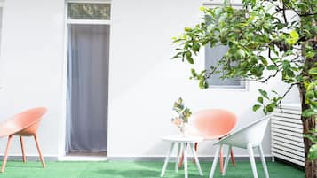 Habitación doble superior, vista al jardín | Espacio para trabajar con laptop y wifi gratis