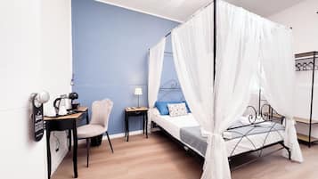 Habitación doble superior, vista al jardín | Espacio para trabajar con laptop y wifi gratis