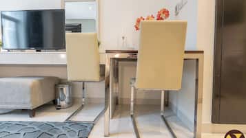 Estudio de lujo, balcón, vista a la ciudad | Tabla de planchar con plancha y wifi gratis