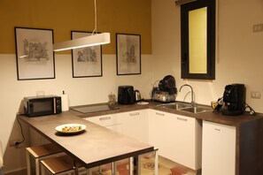 Refrigerador, microondas, cafetera/tetera, tetera/pava eléctrica