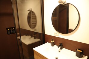 Ducha, secador de pelo, bidet, toallas