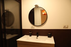 Douche, sèche-cheveux, bidet, serviettes fournies