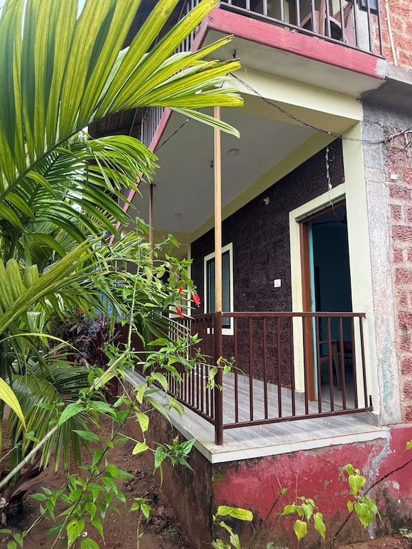 Habitación doble estándar, vista al jardín | Área de sala de estar