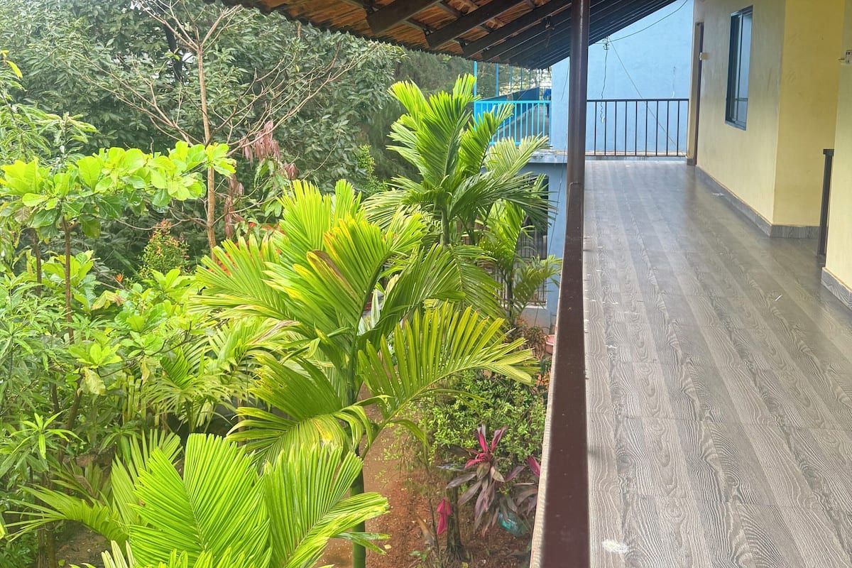 Habitación doble estándar, vista al jardín | Área de sala de estar