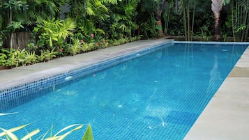 Kolam renang tertutup