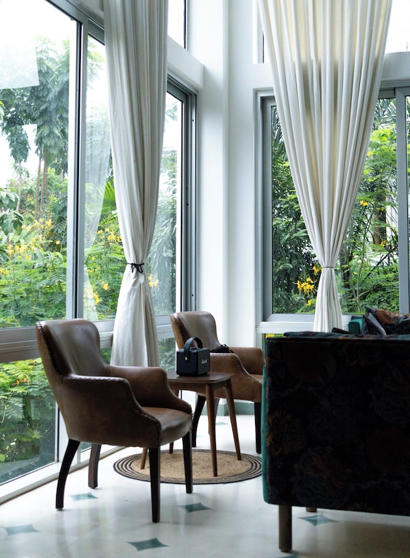 Lejlighed - balkon - udsigt til have | Opholdsområde
