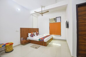 Egyptian cotton sheets, premium bedding, in-room safe, free WiFi - Fabhotel Rajhans (Gurugram)