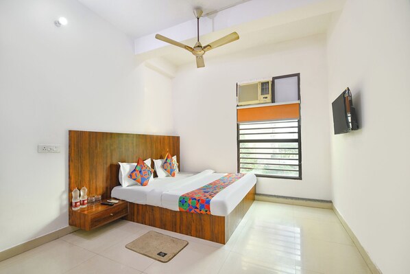 ملاءات من القطن المصري وأغطية فراش متميزة وخزنة داخل الغرفة