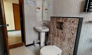 Deluxe Room | Bathroom | Shower, rainfall showerhead, free toiletries, towels