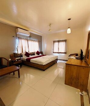 Egyptian cotton sheets, premium bedding, in-room safe, free WiFi