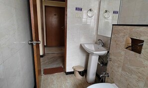 淋浴設備、淋浴花灑、免費盥洗用品、毛巾