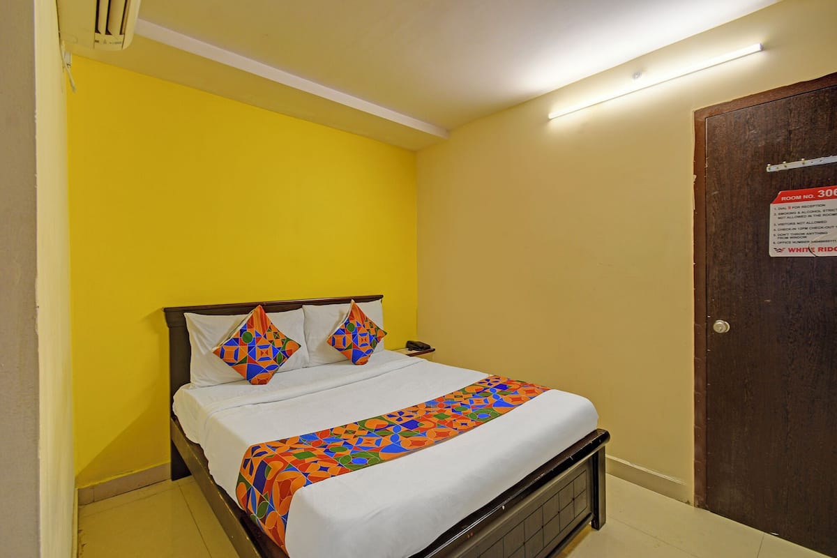 Deluxe Room | Egyptian cotton sheets, premium bedding, in-room safe, WiFi (free)