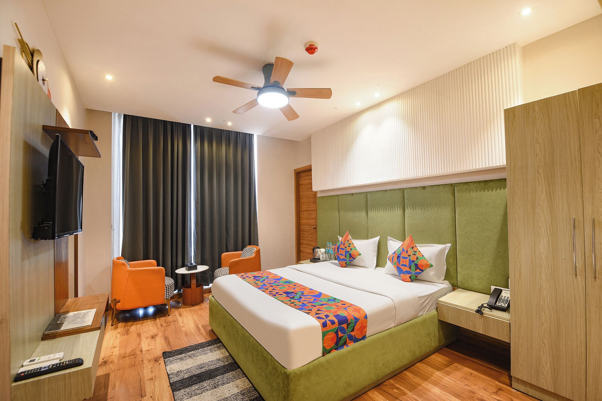 ملاءات من القطن المصري وأغطية فراش متميزة وخزنة داخل الغرفة