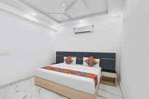 Egyptian cotton sheets, premium bedding, in-room safe, free WiFi - Fabhotel Scorpion Inn (New Delhi)