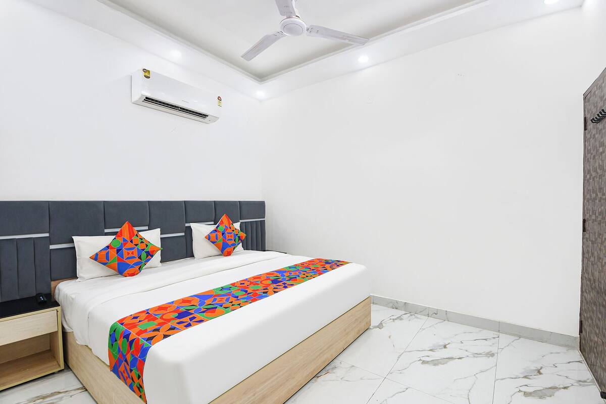 Egyptian cotton sheets, premium bedding, in-room safe, WiFi (free)
