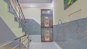 Eine Treppe mit Marmorwänden und einer Tür mit einer Nummer.'