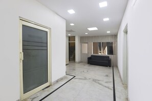 Lobby - Fabhotel The New Moon (New Delhi)