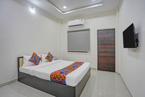 Deluxe Room | Egyptian cotton sheets, premium bedding, in-room safe, free WiFi - Fabhotel Casa (Nagpur)