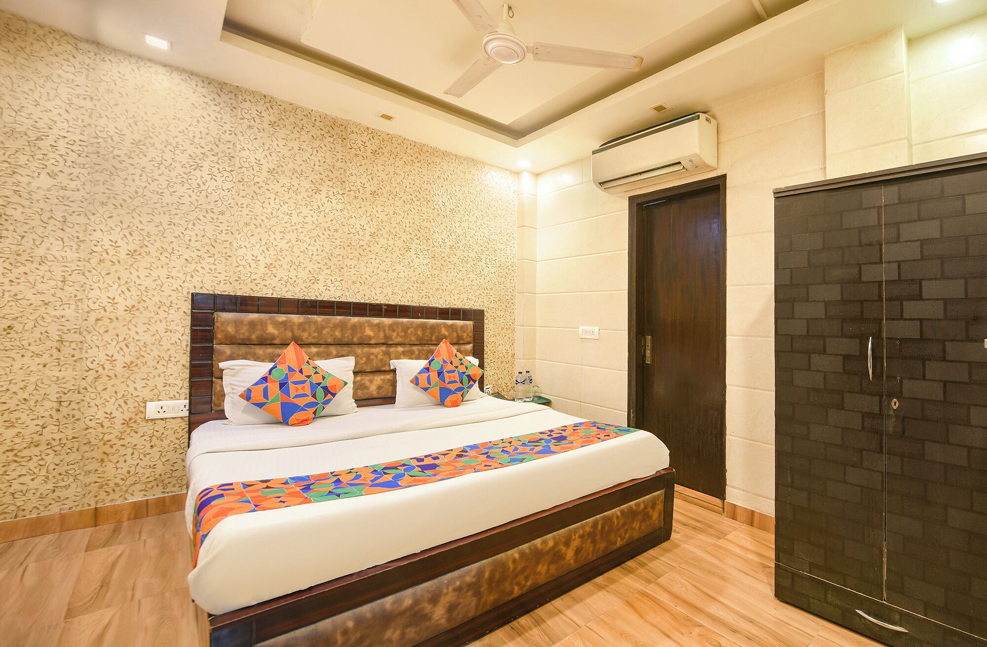 Egyptian cotton sheets, premium bedding, in-room safe, free WiFi