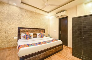 Egyptian cotton sheets, premium bedding, in-room safe, free WiFi