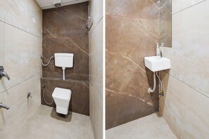 Shower, rainfall showerhead, free toiletries, towels