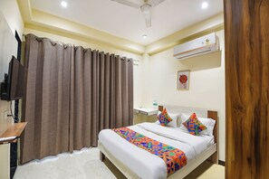 Egyptian cotton sheets, premium bedding, in-room safe, free WiFi - Fabhotel Sunshine (Gurugram)