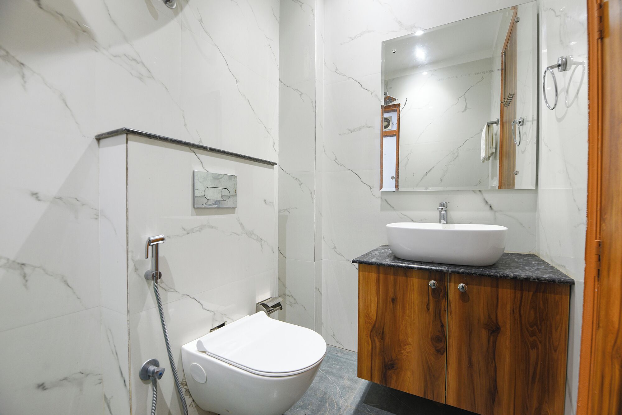 Une salle de bain avec des toilettes, un lavabo et une douche.