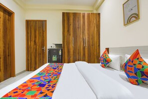 Egyptian cotton sheets, premium bedding, in-room safe, free WiFi - Fabhotel Sunshine (Gurugram)