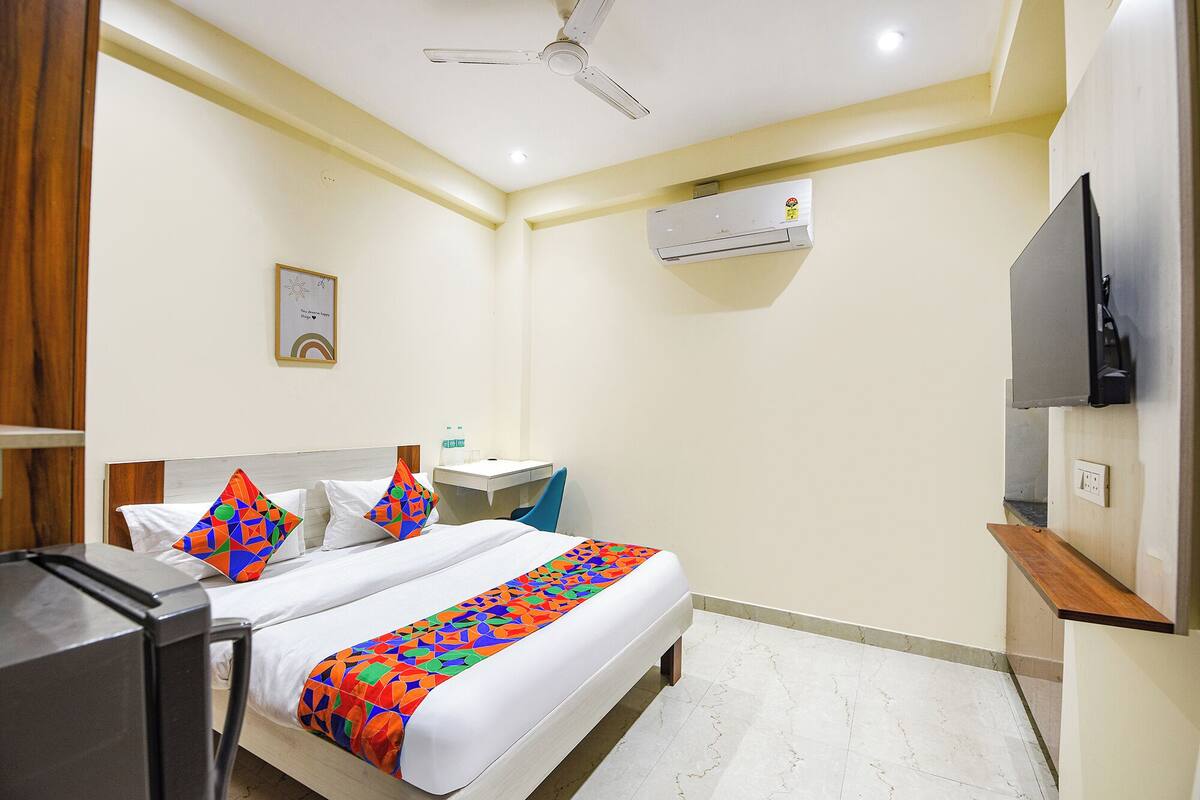Egyptian cotton sheets, premium bedding, in-room safe, free WiFi