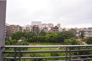 Zona residencial con varios edificios de apartamentos, un parque infantil y un edificio grande al fondo.
