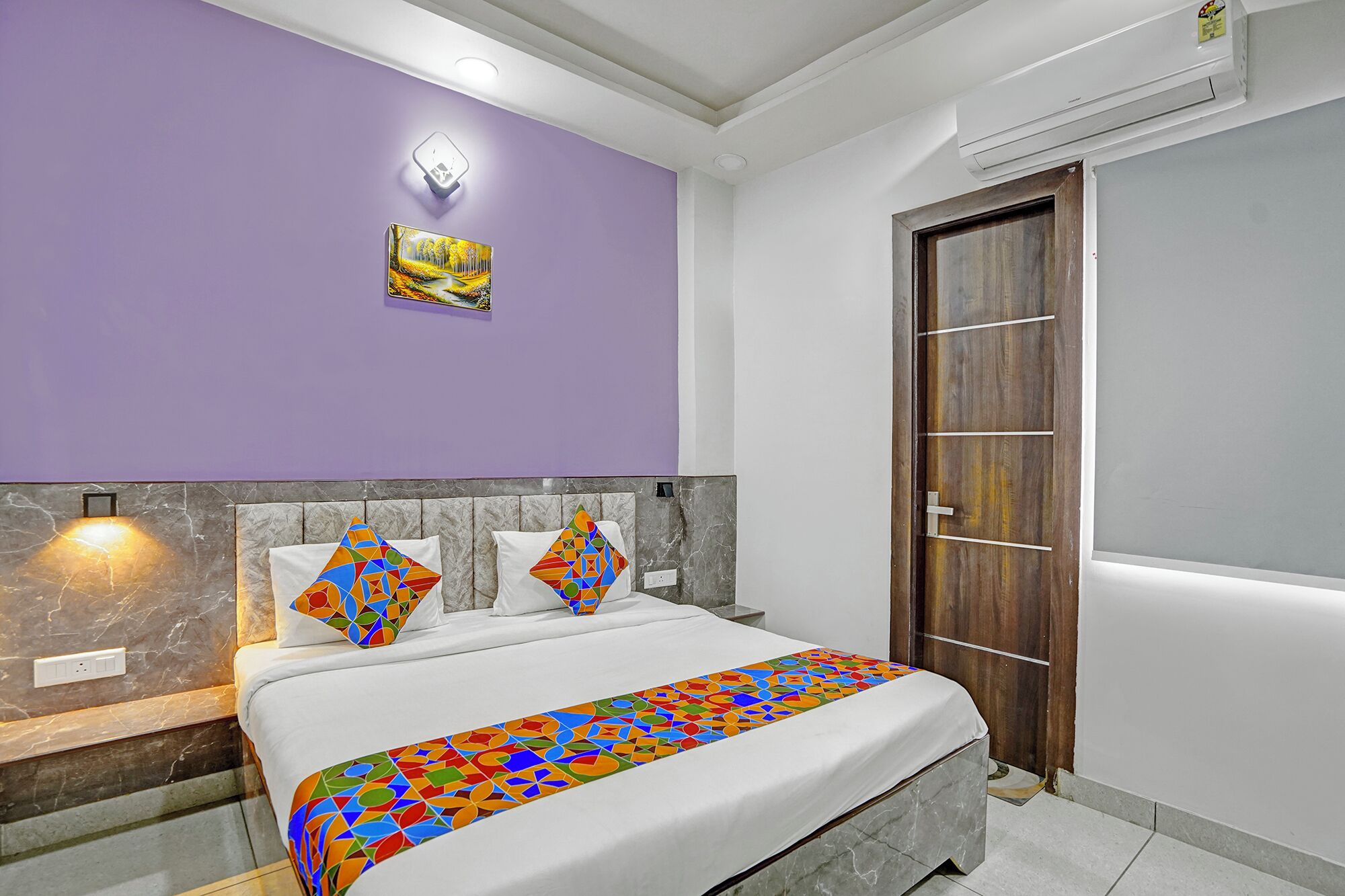 ملاءات من القطن المصري وأغطية فراش متميزة وخزنة داخل الغرفة