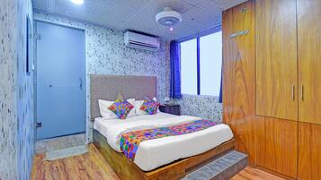 Egyptian cotton sheets, premium bedding, in-room safe, free WiFi