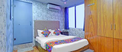 Egyptian cotton sheets, premium bedding, in-room safe, free WiFi