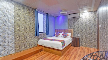 Egyptian cotton sheets, premium bedding, in-room safe, free WiFi