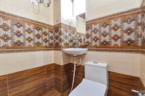 Shower, rainfall showerhead, free toiletries, towels - Fabhotel Silver Stay 02 (Jaipur)