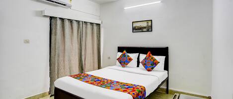 Egyptian cotton sheets, premium bedding, in-room safe, free WiFi