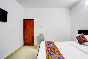 Egyptian cotton sheets, premium bedding, in-room safe, free WiFi - Fabexpress Elvin Balaji Beach Palace (Calangute)