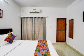 Egyptian cotton sheets, premium bedding, in-room safe, free WiFi - Fabexpress Elvin Balaji Beach Palace (Calangute)