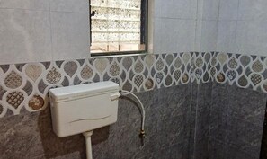 Dusche, Regendusche, kostenlose Toilettenartikel, Handtücher
