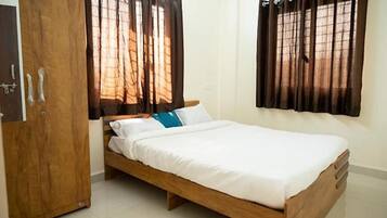 Lakens van Egyptisch katoen, luxe beddengoed, een kluis op de kamer