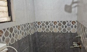 Shower, rainfall showerhead, free toiletries, towels
