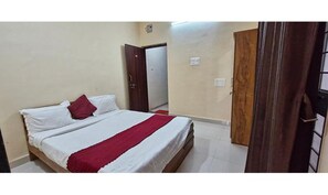 Egyptian cotton sheets, premium bedding, in-room safe, free WiFi