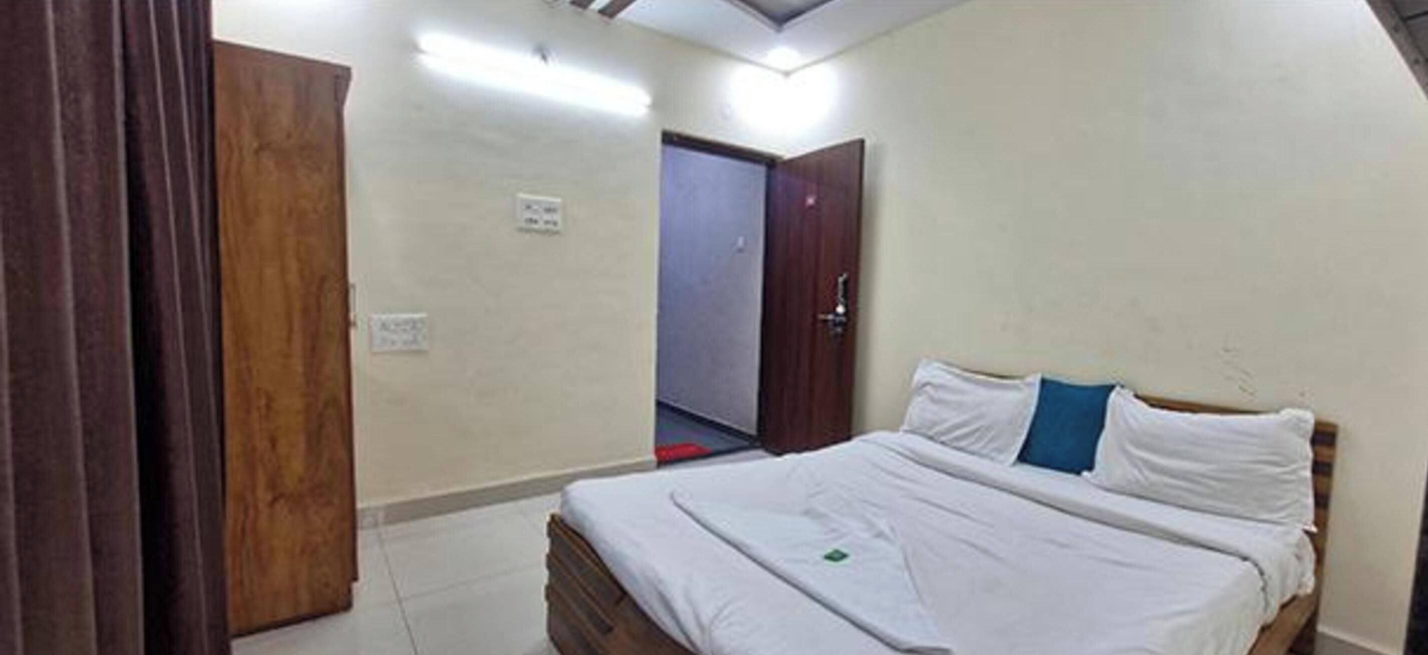 Kamar Deluks | Seprai katun Mesir, seprai premium, brankas, dan Wi-Fi gratis