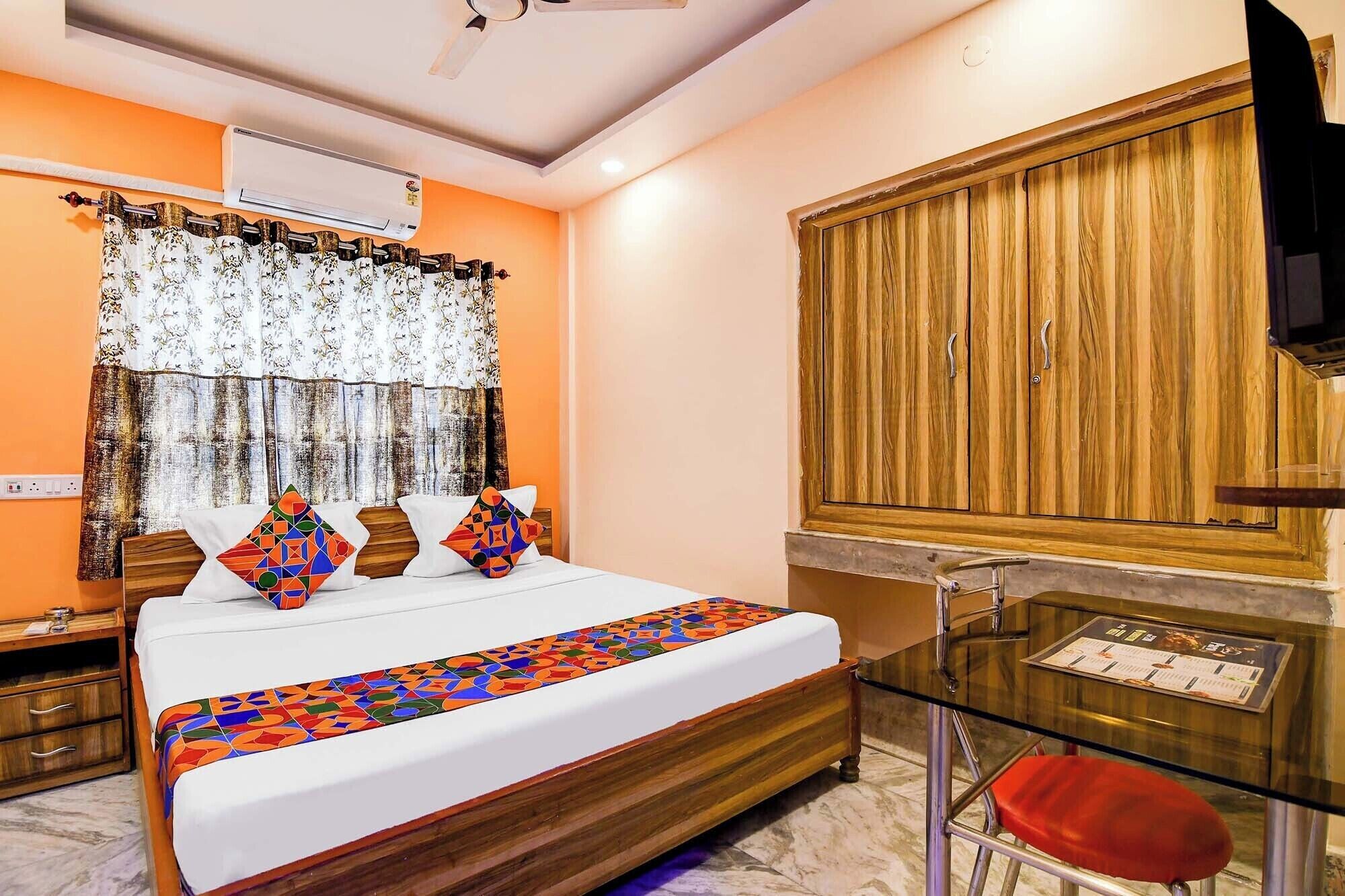 Egyptian cotton sheets, premium bedding, in-room safe, free WiFi