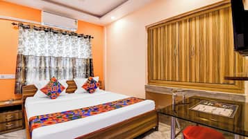 Egyptian cotton sheets, premium bedding, in-room safe, free WiFi