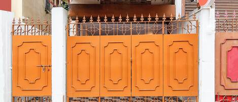 숙박 시설 입구