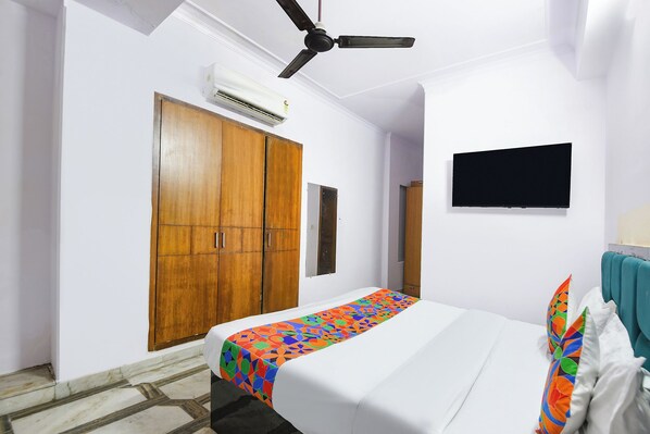 Egyptian cotton sheets, premium bedding, in-room safe, free WiFi