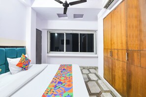 Egyptian cotton sheets, premium bedding, in-room safe, free WiFi