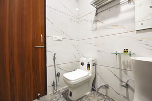 Premium-Zimmer | Badezimmer | Dusche, Regendusche, kostenlose Toilettenartikel, Handtücher